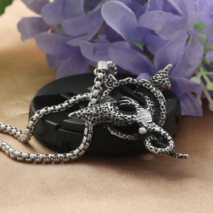 Collier pendentif dragon en acier inoxydable pour hommes, bijoux à chaîne de style gothique sur le thème des animaux - Product Image 3