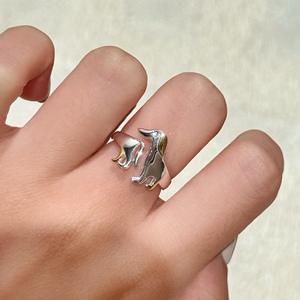 Anillo de Plata de Ley S925 con Diseño de Perro Salchicha con Orejas Grandes, Diseño Artístico Moderno, Curativo, Lindo y Divertido, Separación de Colores, Incrustación Neutral - Product Image 2