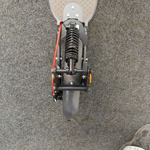 สกู๊ตเตอร์ไฟฟ้า 36V 350W แบบพับได้สองล้อพร้อมโช้คอัพหน้าและหลังสีเทายูนิเซ็กส์ - Product Image 4