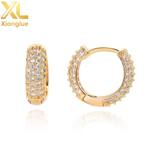 Pendientes de Aro Huggie de Oro Laminado en 18k con Circonitas Cúbicas Pavé, Joyería Hip Hop, Regalo de Boda y Compromiso de Moda para Mujer - Product Image 6