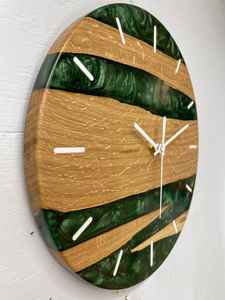 Horloge murale moderne en résine et bois, conçue avec des motifs complexes et une finition haut de gamme pour ajouter du charme à n'importe quel espace. - Product Image 4