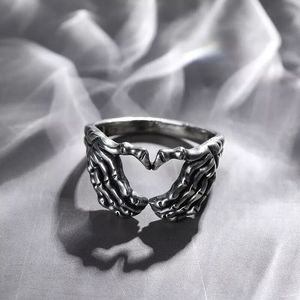 Bague squelette Love Hand pour femme, design gothique cœur et os, style vintage européen, bijoux tendance transfrontaliers - Product Image 2