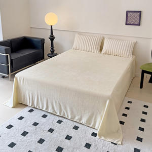 طقم غطاء لحاف شتوي سميك من فرو الأرانب المنسوج والبوليستر المخملي مكون من أربع قطع، طقم فاخر مطبوع بتصميم أنيق بلون الحليب المرجاني - Product Image 3