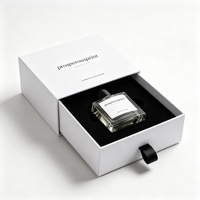 Boîte à parfum personnalisée avec design gratuit, blanche mate, avec impression UV sélective et ruban de tirage pour 100 ml