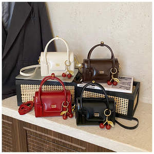 Sac à bandoulière carré petit et léger en cuir PU rétro pour femme, imperméable et résistant à l'eau - Product Image 4