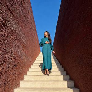 Robe Abaya plissée élégante en polyester imprimé pour femmes musulmanes, fournisseur en gros personnalisé, matériau de luxe - Product Image 2