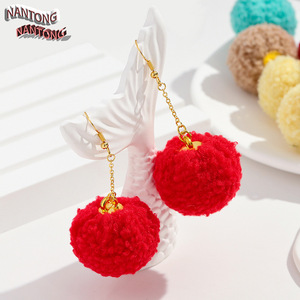 Boucles d'oreilles pompons en strass de Nantong, 30 mm, perles rondes en fausse laine d'agneau rouge pour accessoires de bijoux DIY, cadeau de fêtes - Product Image 1