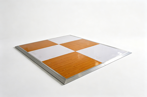 Plancher de danse en bois grainé brillant et blanc avec rampe en aluminium pour fête de mariage - Product Image 1