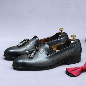 รองเท้า ASTON M.JAZZ 2025 คุณภาพสูงสำหรับผู้ชาย หนังแท้ แบบผูกเชือก หัวแหลม แฟชั่นพู่ห้อย งานปาร์ตี้ ลายกราฟฟิตี แกะสลัก สำหรับใส่ทำงานในออฟฟิศ - Product Image 1