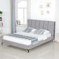 Lit rembourré incurvé de style vintage moderne italien avec cadre en bois pour chambre à coucher