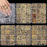 Kit de 12 compartiments de breloques et décorations pour ongles en métal, assortiment Y2K, comprenant étoiles, lunes dorées, coquillages, mini-perles à cadre creux et clous à ongles en alliage
