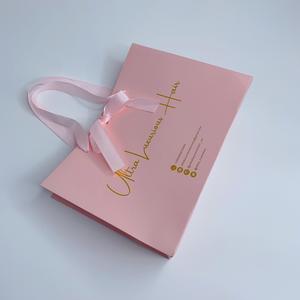 Bolsas de Papel Rosa de Lujo con Impresión en Dorado y Asas de Cinta de Satén, Bolsas de Empaque Personalizadas para Cuidado de la Piel, Comercio Electrónico y Joyería - Product Image 3