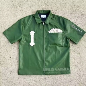 Chemise en cuir PU à manches courtes avec broderie appliquée vieillie personnalisée et fermeture éclair pour homme - Product Image 1