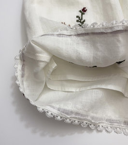 Shorts blancs à jambes larges en lin et dentelle vintage française pour femme, taille haute avec ceinture élastique, coupe ajustée - Product Image 2