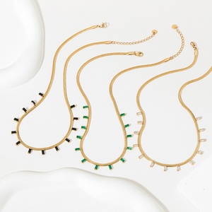 Collar con Colgante de Circonia Verde y Blanca Chapado en Oro de 18K, Cadena de Serpiente, Collar Moderno de Acero Inoxidable - Product Image 3