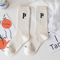 Chaussettes de sport en coton pour femmes, couleur unie tendance, printemps et automne, lettres noires et blanches, mi-mollet, style streetwear