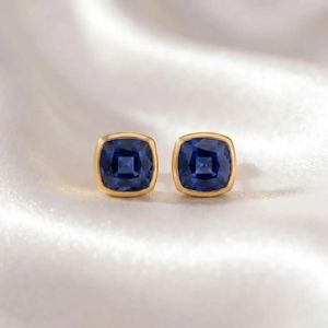 Élégantes boucles d'oreilles clous en saphir taille coussin en argent sterling 925 ou plaqué or 18 carats, pierre bleue, bijoux fins pour tous les jours - Product Image 3