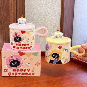 แก้ววันเกิดลายแมวน่ารักพร้อมฝาและหูจับ แก้วเซรามิคลายการ์ตูนสำหรับเป็นของขวัญ ฤดูร้อน 2025 - Product Image 1