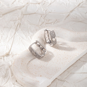 Pendientes de circonita en forma de U, chapados en oro, minimalistas y modernos para mujer - Product Image 3