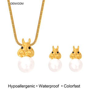 Ensemble de boucles d'oreilles et collier avec pendentif en forme de <span class=keywords><strong>petit</strong></span> lapin en acier inoxydable imperméable et orné de perles pour femmes - Product Image 1