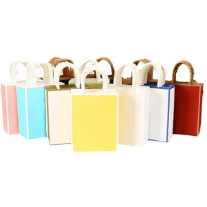 Sac en papier kraft jetable personnalisable, sac en papier de luxe personnalisé avec poignée, sacs d'emballage en papier - Product Image 1