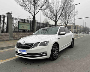 <span class=keywords><strong>Skoda</strong></span> <span class=keywords><strong>Octavia</strong></span> <span class=keywords><strong>2020</strong></span> TSI230 DSG Smart Luxury Euro VI Berlina Usata, Auto Familiare Spaziosa, Efficiente nei Consumi, Durevole, R16 Turbo, Colore Scuro, Guida a Sinistra - Product Image 1