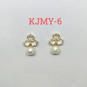 Boucles d'oreilles pendantes en laiton de style coréen avec perles d'eau douce de qualité export, cadeau idéal pour anniversaire et célébrations, bijoux disponibles au meilleur prix - Product Image 3