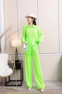 ZHEZHE Bestseller Einfarbiger Plissierter Stoff Polokragen Damenhemden & -oberteile Modische Weite Hosen Damen Zweiteiler Hosenanzug - Product Image 3