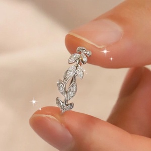 Anello a fascia impilabile da donna, stile di nicchia, placcato, anello di fidanzamento in argento S925, anello aperto a foglia di salice con moissanite - Product Image 2