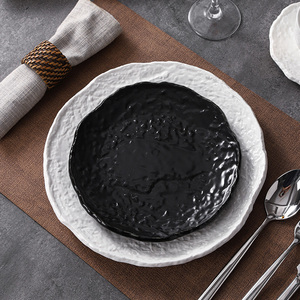 Ensemble <span class=keywords><strong>de</strong></span> vaisselle en céramique noire blanche <span class=keywords><strong>de</strong></span> qualité supérieure avec assiettes à bord ondulé bols tasses vaisselle minimaliste durable pour les repas modernes - Product Image 6