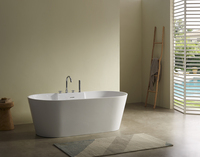 Baignoire autoportante en acrylique ovale moderne à dossier haut avec ensemble d'accessoires de salle de bain pour la maison, l'hôtel et la villa
