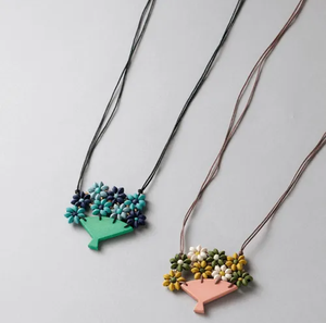 Collier éventail en bois naturel avec fleurs perlées faites à la main, cordon réglable, bijoux bohèmes - Product Image 1