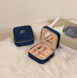 Caja de Joyería de Terciopelo de Lujo con Cierre y Espejo, Personalizable con Logotipo, Caja de Empaque Cuadrada Moderna para Aretes, Anillos y Collares - Product Image 3