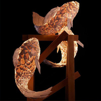 Luminaire suspendu moderne au design artistique unique en forme de poisson, idéal pour les projets d'art et la décoration.