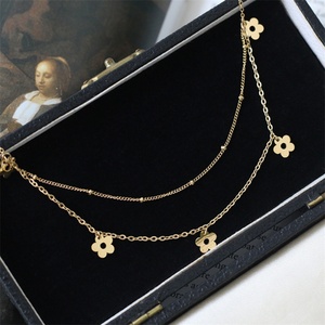 สร้อยคอสองชั้นแบบเรียบหรู ชุบทอง ประดับจี้รูปดอกไม้น่ารัก - Product Image 4