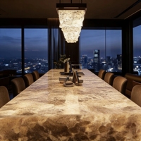 Bar contemporain en marbre illuminé sur mesure haut de gamme, matériau naturel translucide, éclairage LED, comptoir de bar pour hôtel
