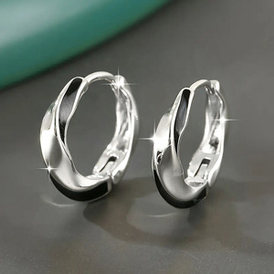Boucles d'oreilles Mobius pour femmes, forme simple et sobre, boucles d'oreilles à porter au quotidien, accessoires d'oreilles au style neutre - Product Image 4