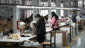 วิกผมสั้นทรงบัฟฟานต์สีออมเบรบลอนด์เงินเทา  <span class=keywords><strong>หน้าม้า</strong></span>ปัดข้างบางๆ  วิกผมใยสังเคราะห์สำหรับผู้หญิง ขายส่งจากโรงงาน - Product Image 5