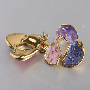 Boucles d'oreilles pendantes 29MM en émail, forme goutte d'eau, design asymétrique feuille, plaqué or, alliage de zinc, tige en acier inoxydable, pour femme, idéales pour les soirées - Product Image 3