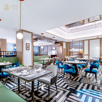 Meubles de restaurant d'hôtel modernes de luxe sur mesure, chaises en velours à pieds dorés, banquettes, sièges, tables à motifs marbrés, ensembles de projets
