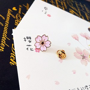 Broche de solapa metálico estilo universitario con diseño de Sakura al por mayor para mochilas y ropa, accesorio de joyería de moda - Product Image 3