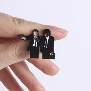 Broche en émail sur le thème du film d'horreur, avec les personnages Vincent Vega et <span class=keywords><strong>Jules</strong></span> Winnfield tenant une arme, pour sac à dos et revers, cadeaux de bijoux amusants - Product Image 4