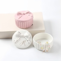 Boîte à bijoux élégante en céramique personnalisée avec lettres décoratives et nœud, pour ranger les breloques et les bijoux fantaisie