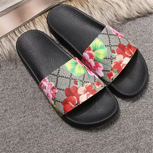 Sandalias de Diseñador Originales de Lujo en Cuero Genuino, Pantuflas Planas para Vacaciones con Estampado Floral, Sandalias de Playa de Verano para Parejas - Product Image 3