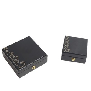 Boîte à bijoux en bois carrée, petite et moyenne, laquée et polie avec lettrage doré pour le rangement et l'emballage cadeau - Product Image 5