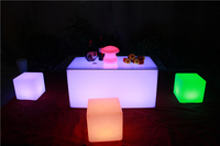 Table LED rechargeable pour bar à domicile Table LED rechargeable en plastique PE au design moderne pour restaurant, lounge, location de meubles de fête