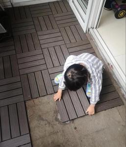 WPC กระดานปูพื้นแบบเชื่อมต่อกัน DIY กระเบื้องปูพื้นกลางแจ้งกันน้ำพลาสติกไม้สักพื้นผิวลายไม้กระเบื้องเรียบ