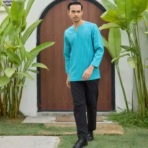 ผู้ผลิตเสื้อเชิ้ตชายสไตล์พื้นเมืองลายทางสีเขียวอมฟ้าทรงสมาร์ทฟิตแขนสั้นแบบลำลองจากมาเลเซีย รับผลิตเสื้อผ้าแบบ OEM สไตล์ทางการ - Product Image 3