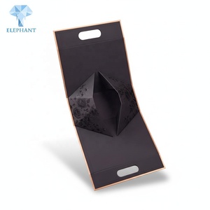Caja Plegable de Lujo con Asa y Diseño Floral Negro Personalizado con Estampado Dorado para Perfumes, Cosméticos y Cuidado de la Piel - Product Image 4