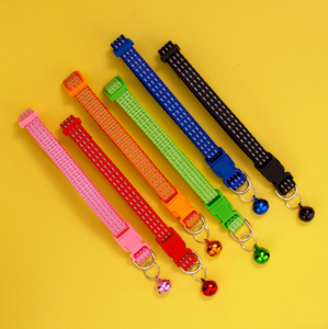Collar moderno ajustable para mascotas con rayas reflectantes, campana pequeña, Airtag de patrón sólido a <span class=keywords><strong>precio</strong></span> económico para gatos pequeños - Product Image 2